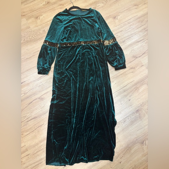 Elegant Green Velvet modest long sleeve Dress with Gold Accents small tear - Picture 3 of 7